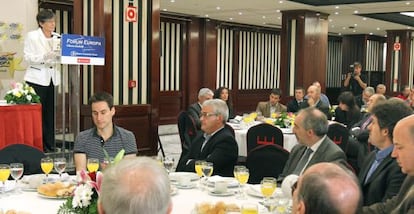 La mesa principal de la tribuna Euskadi atiende el discurso de Laura Mintegi, ayer en Bilbao.