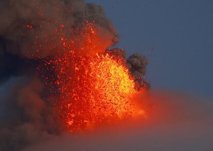 El Instituto de Vulcanología y Sismología de Filipinas (Phivolcs) ha indicado que las fuentes de lava, de entre 500 y 600 metros de altura, han tenido una duración de entre siete minutos y una hora y media y han provocado columnas de entre tres y cinco kilómetros de altura.