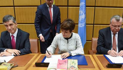 Rafael Pardo (Alto consejero para el posconflicto) y Mariana Escobar (Directora de la Agencia para la renovación del territorio) firman un acuerdo para consolidar el proceso de paz en Colombia con el director ejecutivo de la ONUDD, Yury Fedotov.