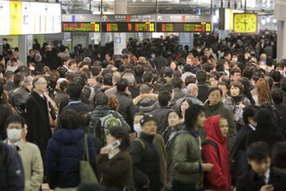 Japoneses y extranjeros intentan abandonar Tokio por la estación de tren de Shinagawa.