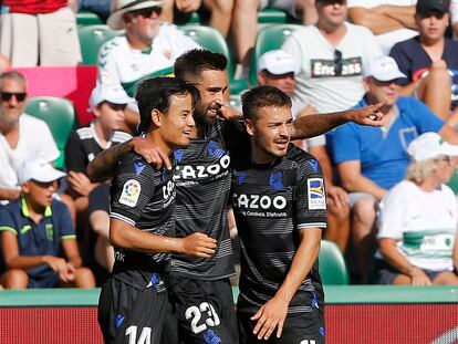 ELCHE, 27/08/2022.- El delantero de la Real Sociedad Brais Méndez (c), celebra su gol contra el Elche, durante el partido de la jornada 3 de LaLiga Santander, este sábado en el estadio Martínez Valero, Elche. EFE / Manuel Lorenzo
