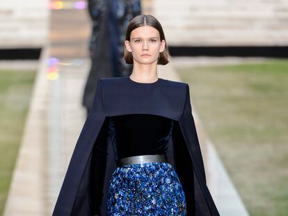 Givenchy vuelve a sus raíces con un homenaje a su fundador y su musa Audrey Hepburn