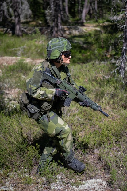 Victoria de Suecia hizo el servicio militar obligatorio hace dos décadas. Y hace tres años realizó unas maniobras con la Guardia Nacional Sueca. Recientemente, ha vuelto a las aulas y al campo de entrenamiento para completar su instrucción militar.