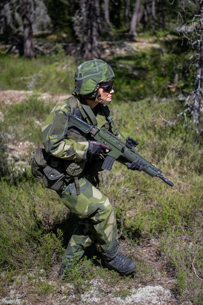 Victoria de Suecia hizo el servicio militar obligatorio hace dos décadas. Y hace tres años realizó unas maniobras con la Guardia Nacional Sueca. Recientemente, ha vuelto a las aulas y al campo de entrenamiento para completar su instrucción militar. 