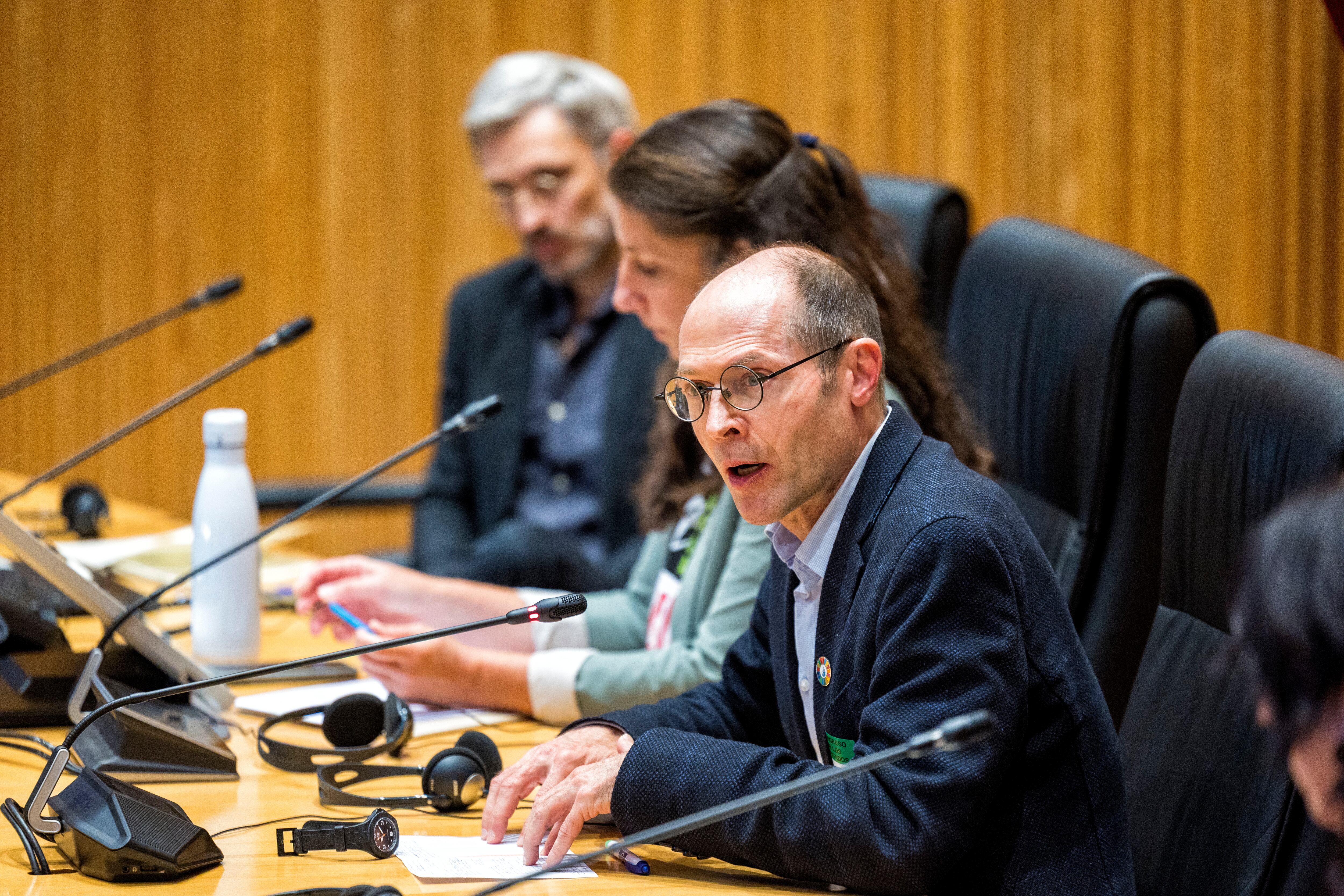 Oliver de Schutter junto a Eva Saldaña y Jason Hickel
