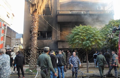 Militares y personal de emergencias trabajan junto a un edificio golpeado por un ataque israelí en un barrio de Damasco, capital siria, el pasado 14 de noviembre.