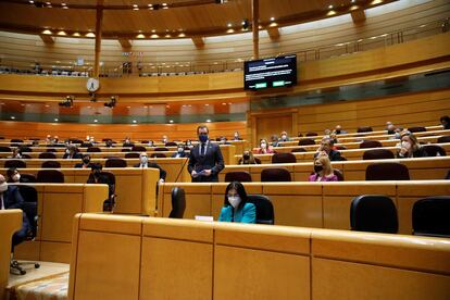 Los senadores escuchan la intervención del portavoz del Partido Popular, Javier Maroto, durante la sesión de control al Gobierno de este martes en el Senado.