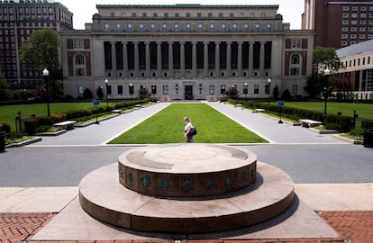 Personas caminan por el campus de la Universidad de Columbia en Nueva York.