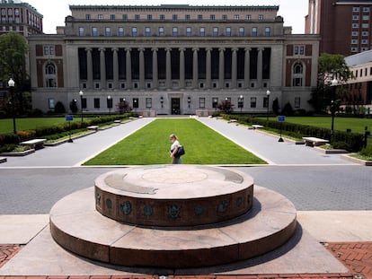Personas caminan por el campus de la Universidad de Columbia en Nueva York.