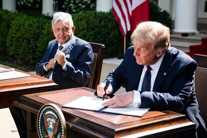 El presidente Donald Trump y el presidente Andrés Manuel López Obrador, firman una declaración conjunta sobre el nuevo acuerdo USMCA en el Rose Garden de la Casa Blanca el miércoles 08 de julio de 2020 en Washington.