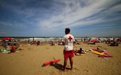 Un socorrista en la playa de la Malvarrosa, en Valencia.