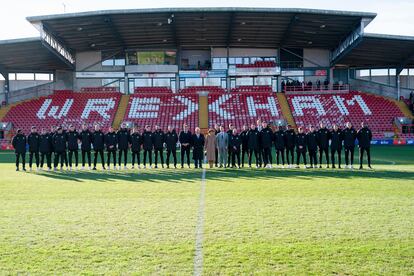 La plantilla del Wrexham, junto al Rey Carlos III y Camila.