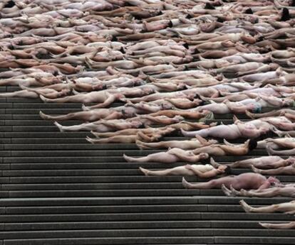 Miles de personas posan desnudas delante de la Ópera de Sidney.