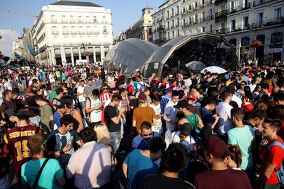 De las miles de personas que acudieron a la cita —no solo de la capital, sino también de otras provincias e incluso turistas—, algunas de ellas fueron ataviadas con disfraces inspirados en los personajes de la serie y con baterías extra para capturar durante horas a estos pequeños animales con sus smartphone.