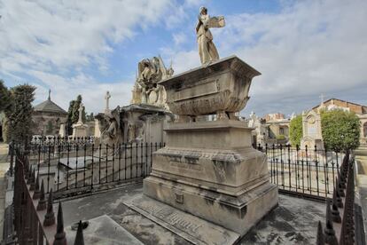 Otro de los enormes mausoleos neoclásicos de finales del siglo XIX que está por restaurar en el cementerio de Poblenou de Barcelona.