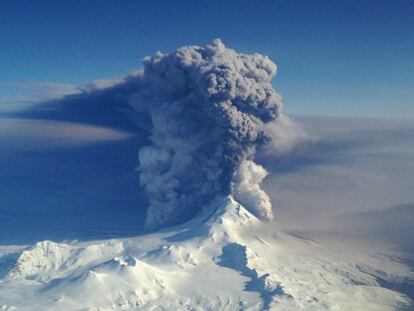 Fotografía tomada por el Comandante de Guardacostas de EE UU, Nahshon Almandmoss, y publicado este martes 29 de marzo por el Observatorio de Volcanes de Alaska y el US Geological Survey (USGS). Las imagen muestra la erupción del volcán Pavlof, Alaska (EE UU). La erupción produjo una columna de ceniza de 20.000 pies.