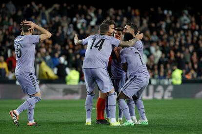 Los jugadores del Madrid protestan al árbitro el gol anulado al final.
