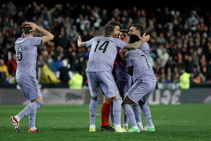 Los jugadores del Madrid protestan al árbitro el gol anulado al final.