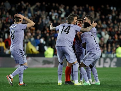 Los jugadores del Madrid protestan al árbitro el gol anulado al final.