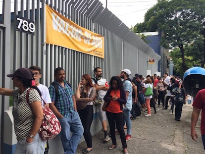 Fila em posto de saúde de Pinheiros, na capital paulista.