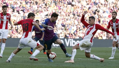 Lionel Messi (centro) presionado por Óscar De Marcos (izquierda) y Dani García.