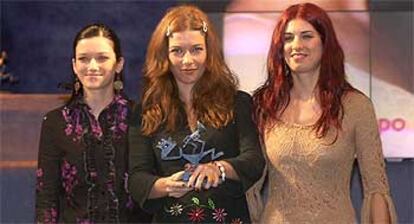 Las componentes de Las Ketchup posan anoche con el premio conseguido.