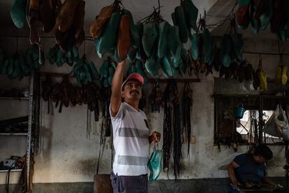 Vidal Aquino, en su taller de huaraches en Yalálag. 