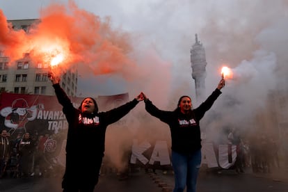 Manifestantes sostienen bengalas mientras marchan en el Día Internacional de los Trabajadores en Santiago, Chile, este miércoles.