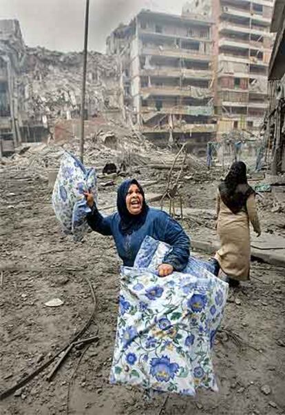 Una mujer recupera enseres entre los escombros de lo que fue su casa en Beirut.