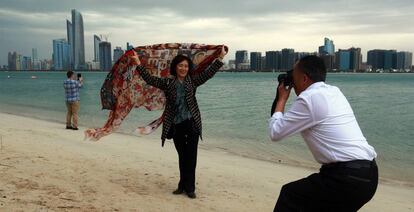 Varios turistas se fotografían en Abu Dhabi.