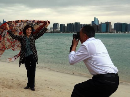 Varios turistas se fotografían en Abu Dhabi.