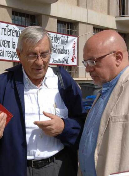 Josep Huguet conversando en Prada con el abad de Cuixà, Daniel Codina.