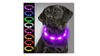 Este collar con luz para perro está fabricado en silicona.