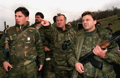 Ratko Mladic en 1994, cuando estaba al mando del Ej&eacute;rcito serbobosnio, se&ntilde;ala una posici&oacute;n enemiga en Gorazde, rodeado de soldados.