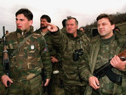 Ratko Mladic en 1994, cuando estaba al mando del Ej&eacute;rcito serbobosnio, se&ntilde;ala una posici&oacute;n enemiga en Gorazde, rodeado de soldados.