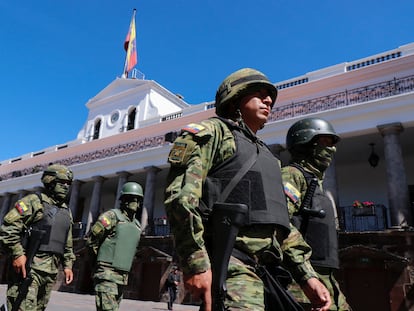 Militares patrullan el Palacio Presidencial en Quito el 17 de mayo 2023.