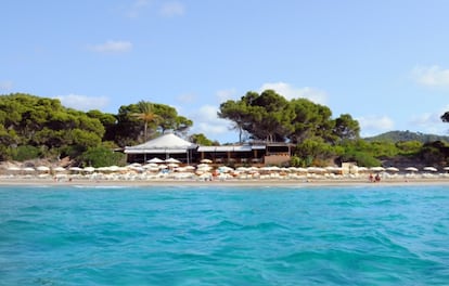 Una copa tranquila en el Malibú, en la playa de las Salinas en Ibiza.