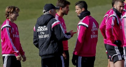 Carlo Ancelotti, junto a Cristano, Modric y Lucas Silva en el entrenamiento de esta ma&ntilde;ana
