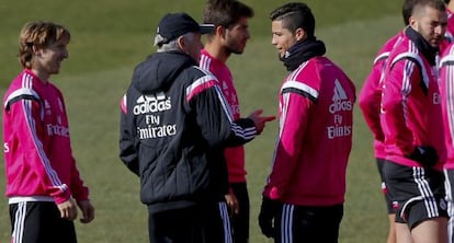 Carlo Ancelotti, junto a Cristano, Modric y Lucas Silva en el entrenamiento de esta mañana