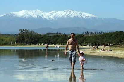 Los vecinos y visitantes del lago Villenueve de la Roha, cerca de Perpiñán, disfrutan de un día soleado, con el monte Canigou, al sur de Francia.