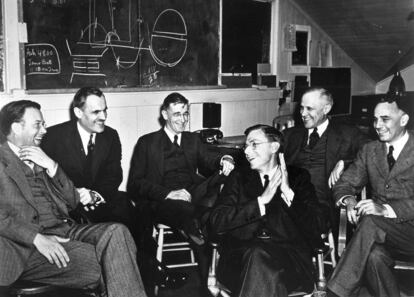 Un grupo de científicos estadounidenses en Berkeley, California, entre los que se encuentra el ingeniero Vannevar Bush (tercero desde la izquierda), el 29 de marzo de 1940.