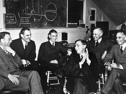 Un grupo de científicos estadounidenses en Berkeley, California, entre los que se encuentra el ingeniero Vannevar Bush (tercero desde la izquierda), el 29 de marzo de 1940.