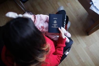 Macarena Sequera enseña el libro de familia, en el que ya está inscrita su hija, en una visita al despacho de su abogada este enero.