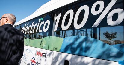 Un usuario, junto a un autobús eléctrico en Málaga.