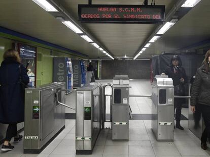Ambiente en una estaci&oacute;n de Metro durante la huelga de maquinistas.