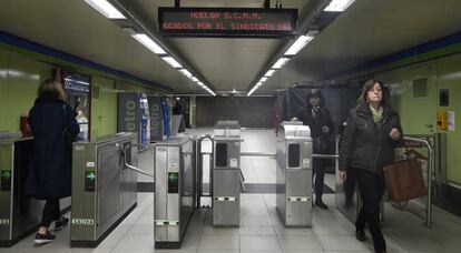 Ambiente en una estación de Metro durante la huelga de maquinistas.