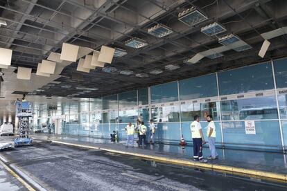 Trabajadores reparan los destrozos provocados por el atentado en el aeropuerto internacional de Atatürk en Estambul.