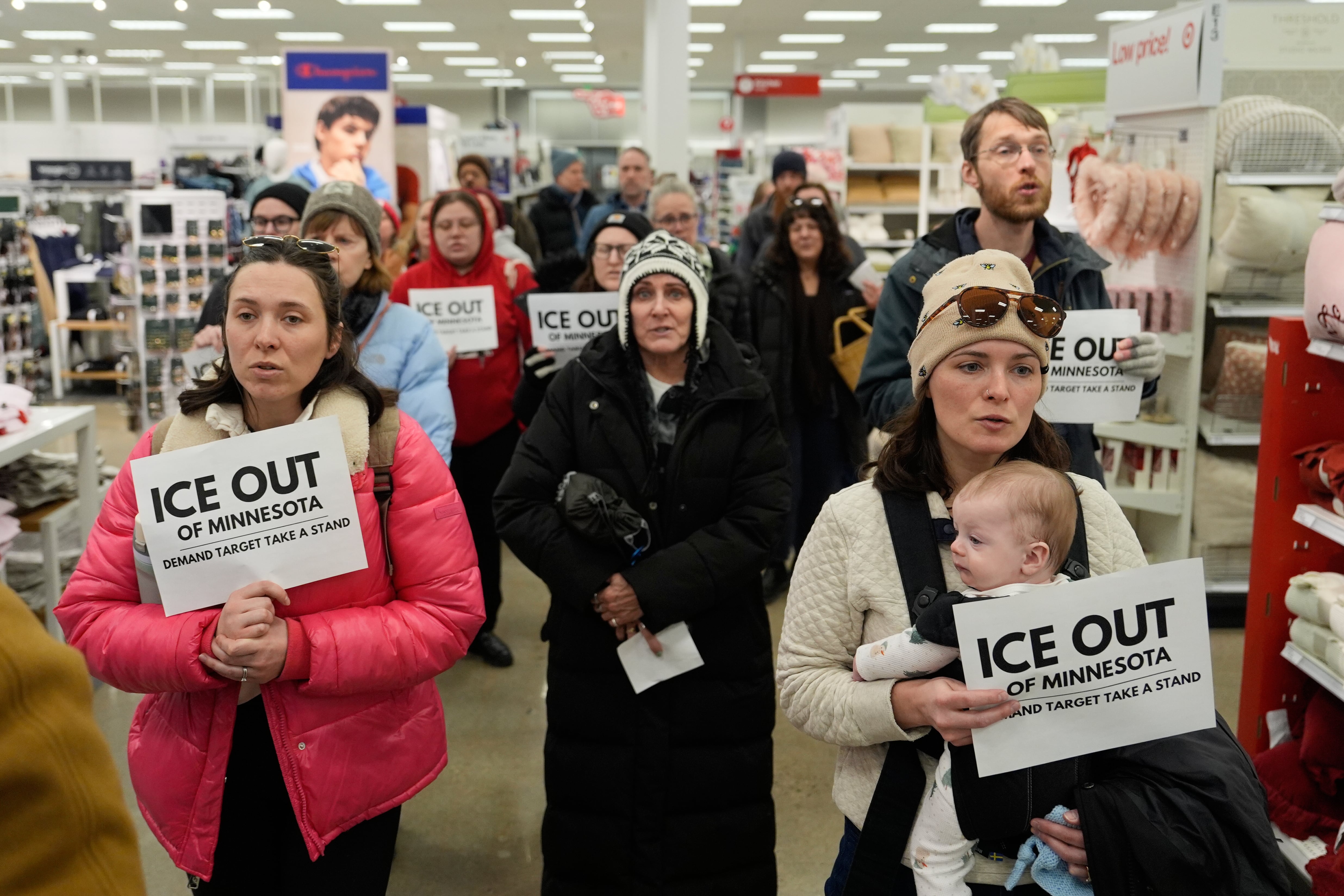 “¡Boicot! ¡No compramos donde no nos respetan!”: Target, el nuevo foco de las protestas contra el ICE tras varios arrestos en sus tiendas