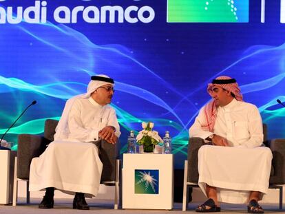 Amin H. Nasser, consejero delegado de Aramco, y Yasser al-Rumayyan, presidente, en la presentación de la salida a Bolsa en Dhahran