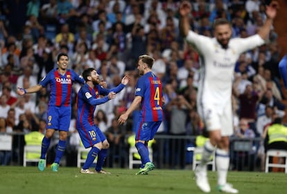 Lionel Messi celebra su gol con Jordi Alba y Andrés Iniesta.